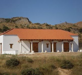 Construcción de casa romana en el Parque Arqueológico de Roa. (Burgos). Casa blanca.Tejado rojo.