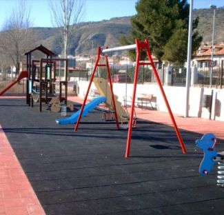 Creación de área de juegos infantiles en Tielmes (Comunidad de Madrid).